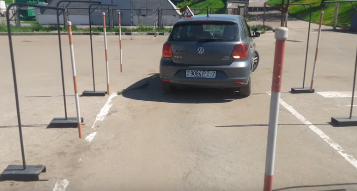 Автодром. Заезд в бокс (гараж) справа