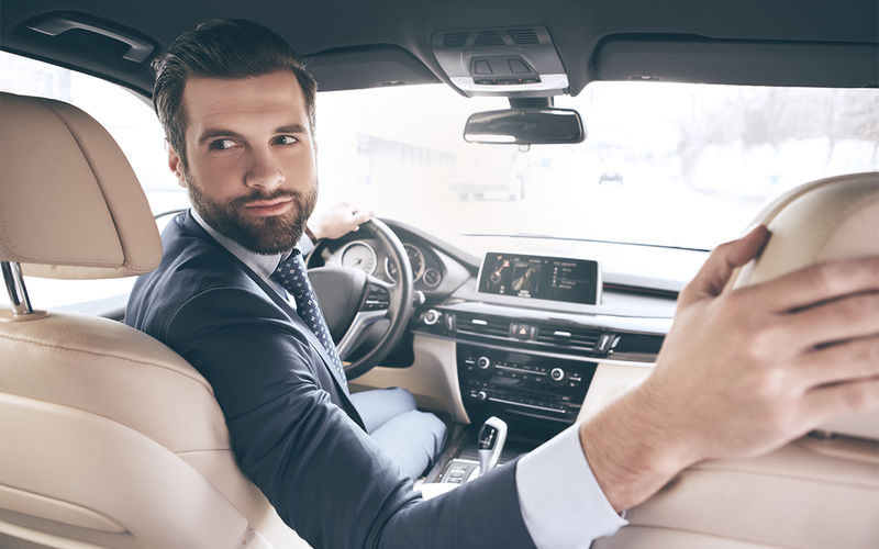 Парковка задним ходом на стоянке в городе парковка задним ходом